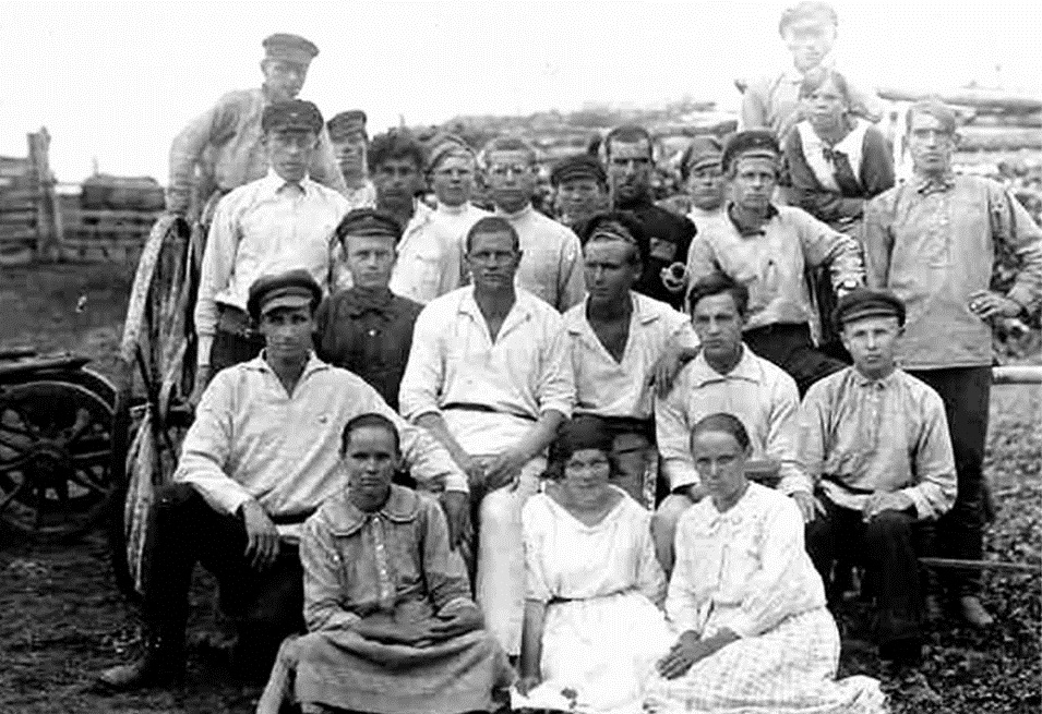 2. Группа студентов ТТИ, работавших на строительстве Горскинской электростанции. 1925 г..JPG